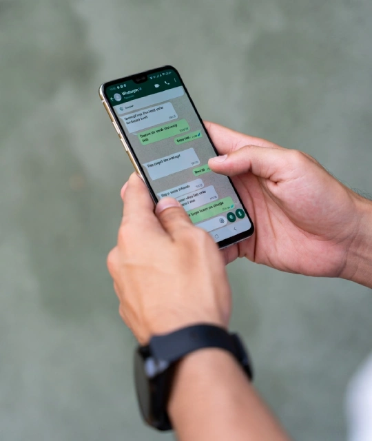 Persona contactando a un profesional directamente por WhatsApp